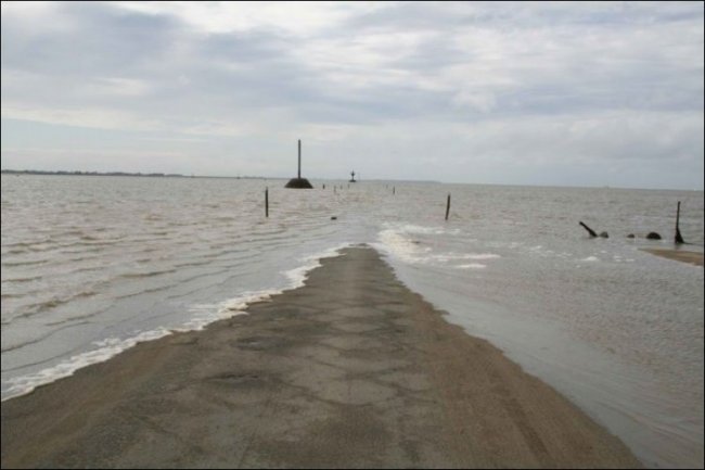 Дорога, которая дважды в сутки уходит под воду